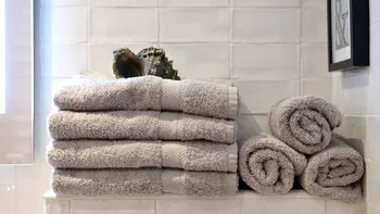 De ce au prosoapele de baie acele dungi țesute la capete. Care e scopul lor real