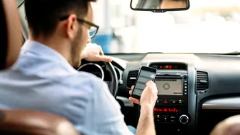 S-a schimbat Codul rutier în Grecia: telefonul mobil la volan poate costa până la 4000 de euro. Sancțiunile sunt mult mai dure