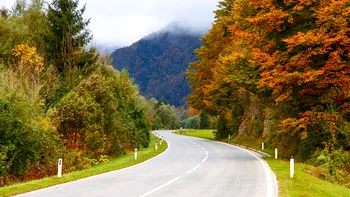 Ce au găsit doi turişti români scris pe marginea drumului, în Slovenia? Situaţia nu ne face cinste: ”În română, fiţi atenţi”