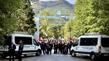 Protestatarii bulgari au atacat o mașină în care credeau că este Ursula von der Leyen. Momente tensionate în timpul vizitei șefei Comisiei Europene
