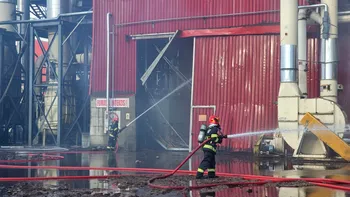 Incendiu violent la fabrica Kronospan Sebeș. Patru persoane sunt rănite. Update