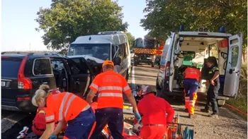 Planul Roşu de Intervenţie, activat în Botoşani. 21 persoane implicate într-un accident între un autocar şi un autoturism. Trei oameni au murit