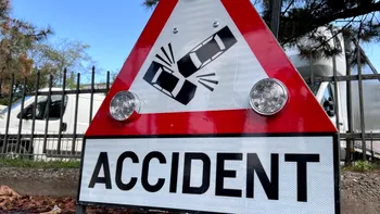 Un congolez beat a spulberat un refugiu de tramvai și un gard. Momentul accidentului, surprins de camerele video
