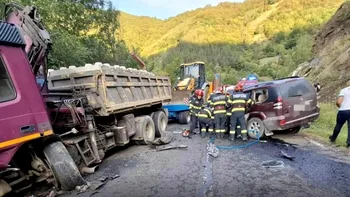 Accident grav pe Transalpina. O mașină s-a izbit de un camion, două persoane au ajuns la spital