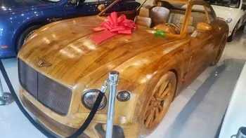 Mașina Bentley Continental GT construită integral din lemn. De ce ai cumpăra-o, câți bani trebuie să scoți din buzunar ca s-o ai
