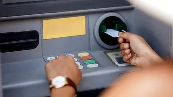 Ce rol are butonul roșu de pe bancomat. Cum funcționează și ce se întâmplă dacă îl apeși