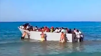 VIDEO din Grecia: localnici par să împingă o barcă cu refugiați înapoi în larg