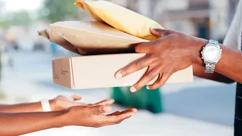 Metoda „coletul”: noua escrocherie cu ramburs care păcălește românii în 2025
