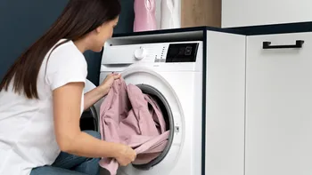 Cum să oprești cearșafurile să se facă ghem în uscător – sfatul simplu al unui expert