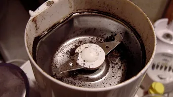 Cum să ascuţi şi să cureţi rapid râşniţa de cafea? În două minute este ca nouă