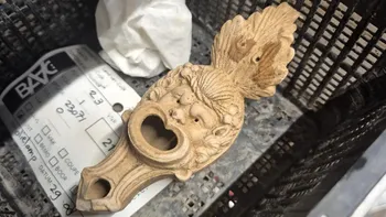 Lampă romană veche de 1.900 de ani descoperită într-un cimitir. Ce înseamnă acest lucru pentru arheologie