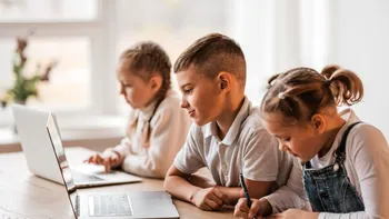 Învățământul românesc între digitalizare și metode depășite. De ce reforma e mai importantă decât tehnologia
