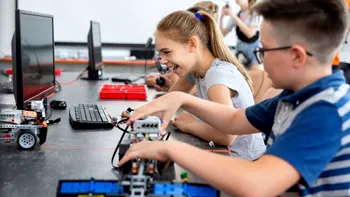 Românii susțin digitalizarea educației, dar cer soluții clare pentru provocările din școli. Ce arată cele mai recente studii