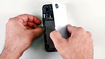 VIDEO | Ce au descoperit inginerii când au desfăcut un iPhone Air: baterie nemaîntâlnită și surprinzător de ușor de reparat