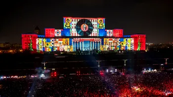 iMapp Bucharest 2025 marchează 10 ani cu proiecții spectaculoase, raliul Gumball 3000 și artiști internaționali
