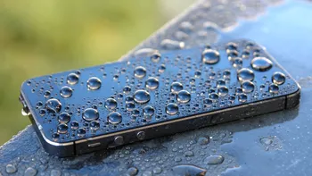 Ce faci când ți se udă iPhone-ul: pașii corecți și ce este mit periculos