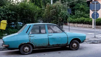 Românii cu maşini mai vechi de 5 ani, loviți de noua taxă de poluare