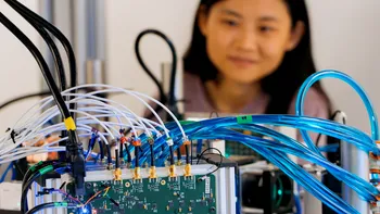 Microsoft testează un computer pe bază de lumină care ar putea face inteligența artificială de 100 de ori mai eficientă. Cum funcționează