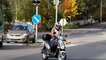 Cum depășești un moped în trafic, când este interzis. Amendă de 1.600 de lei și pierderea permisului de conducere, dacă nu ești atent