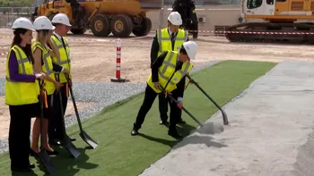 Nicușor Dan a dat cu lopata într-o vizită la șantierul de la Centrala Nucleară de la Cernavodă. 