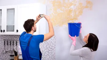 Cum să îndepărtezi petele de apă de pe tavan, indiferent cât de vechi sunt