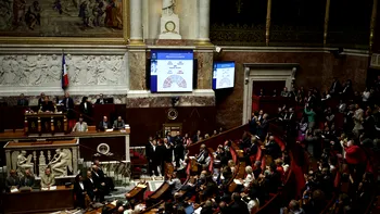 Guvernul Franţei a căzut. Macron îşi pierde al patrulea premier în 20 de luni. Ce înseamnă asta pentru Europa?