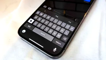 Tastatura iPhone, mai rapidă: cum să scrii eficient cu text predictiv, înlocuire automată și glisare