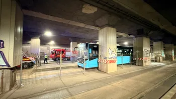 Accident în Pasajul Victoriei: un autobuz și un tramvai s-au ciocnit. Mai multe persoane au ajuns la spital
