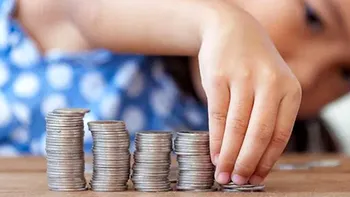 Ce se întâmplă cu alocaţiile şi indemnizaţiile în aprilie 2026. Când intră pe card, data la care vine poştaşul la uşă