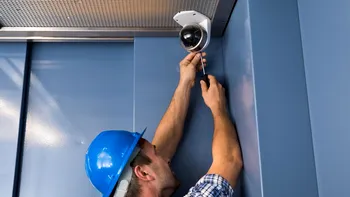 Asociațiile de proprietari pot instala camere în lift? Condițiile stricte care trebuie respectate pentru a nu încălca legea și GDPR-ul