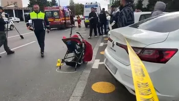 Băiatul de 14 ani al femeii ucise pe trecerea de pietoni, în Berceni, nu participă la înmormântare. Stă lipit de sora sa: 