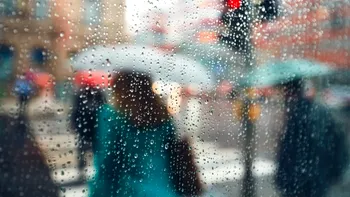 Când se emite cod roșu de ploaie sau furtună. De ce uneori avertizarea rămâne activă chiar dacă vremea s-a liniștit. Criteriile folosite de meteorologi