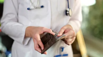Cât primește un medic de gardă pe lună în 2025: exemple pentru rezidenți, specialiști și primari