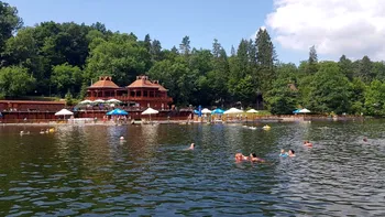 Cel mai mare lac heliotermic din lume este în România. Ce fenomen de produce acolo, este căutat de turiști din toată Europa