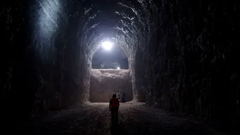 Îngropat adânc într-o mină din munți, în nordul Italiei, se construiește un mega-centru de date, printre depozite de mere, vin și brânzeturi