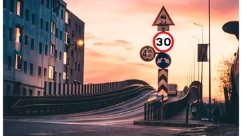 Circuli cu 49 km/h în localitate? Când riști amendă, puncte de penalizare și suspendarea permisului
