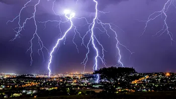 Cod roșu de ploi torențiale în București și cinci județe. Fenomene meteo extreme în jumătate din țară