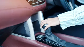 Codul Rutier 2025: Restricția din permis care le poate aduce amenzi mari șoferilor. Ce se întâmplă dacă ai făcut școala pe mașină automată