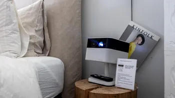Epson Lifestudio, probabil cel mai important pas spre a-ți transforma camera într-un cinematograf. Vine cu sunet Bose