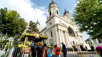 Credincioșii au furat startul. Coadă de sute de oameni la Catedrala Mitropolitană din Iaşi pentru a se închina la moaştele Sfintei Parascheva. Pelerinajul începe pe 8 octombrie