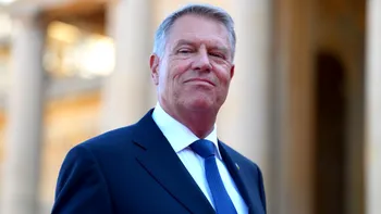 Klaus Iohannis, mesaj public după un an de absenţă. Fostul preşedinte a făcut selfie-uri cu sibienii în centrul oraşului. Video