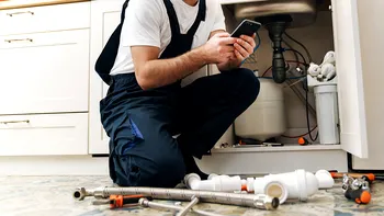 Cum folosesc instalatorii și electricienii ChatGPT pentru reparații în casă. De la cheia franceză la AI, de la țeavă la cloud