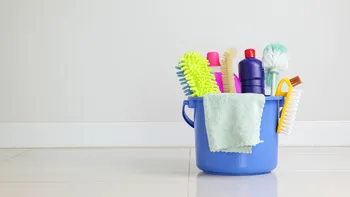 Cum să cureți faianța și gresia din baie ca un profesionist. Trucuri simple care dau rezultate imediat