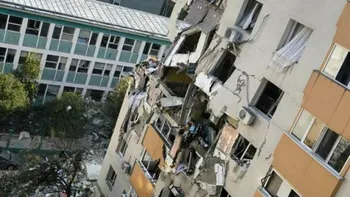 O tânără, salvată după ce a făcut semn cu mâna dintre dărâmăturile blocului din Rahova. Cum se simte acum, a stat zeci de minute sub o placă de beton