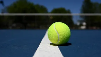De ce e bine să iei o minge de tenis cu tine atunci când călătorești cu avionul. Va fi cel mai util obiect din bagajul tău