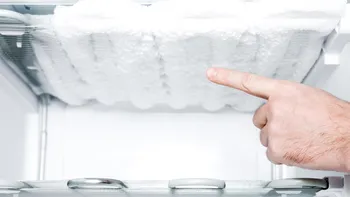 O metodă rapidă de dezghețare a congelatorului cu folie de aluminiu și abur, fără să-l oprești și cu un consum redus