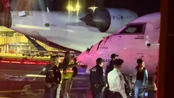 Două avioane pline cu pasageri s-au ciocnit pe pistă pe aeroportul LaGuardia din New York VIDEO