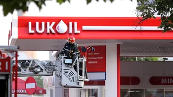 Sancțiunile Lukoil pot afecta România de pe 21 noiembrie. Creșterea prețului benzinei și motorinei, dar și concedieri, printre scenarii