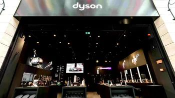 Dyson face valuri în România cu primul magazin oficial al gigantului britanic. Aspiratorul Dyson V16 Piston Animal Submarine™ și ondulatorul Dyson Airwrap Co-anda 2x™, prezente la deschidere