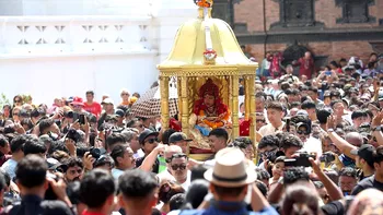 O fetiță de 2 ani devine „zeiță pe pământ” pentru nepalezi. „Kumari” venerată de hinduși și budiști